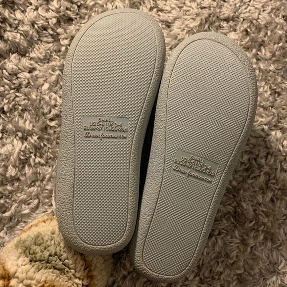 NWT - KIDS || DELUXE DearFoam Gray and White Fluffy Slippers Memory Foam - Picture 3 of 5